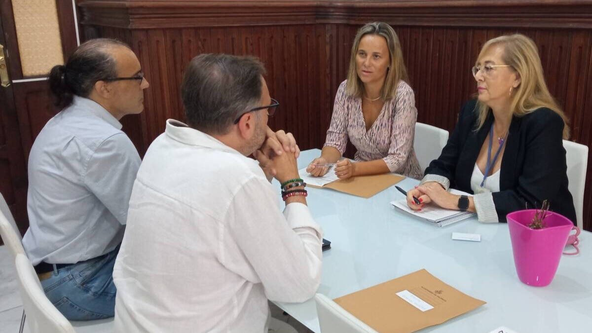 Reunión de la concejala de Turismo, Paula Llobet, con la FEHV