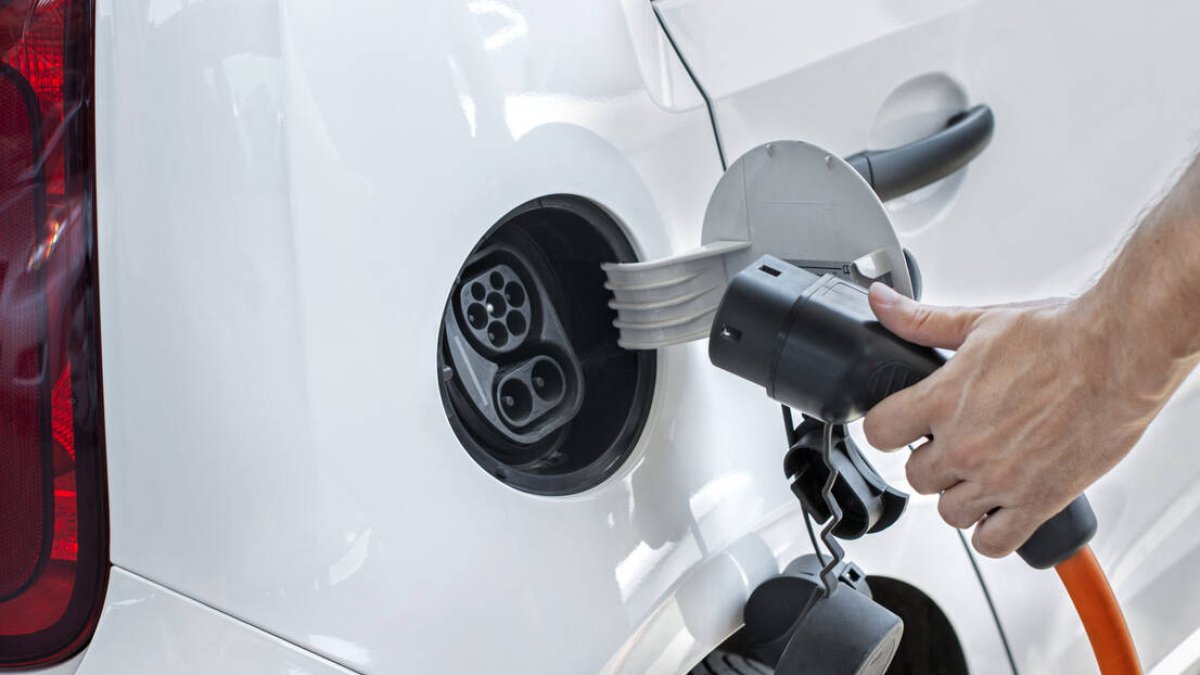 Cargar un coche eléctrico en España cuesta de media 20 euros