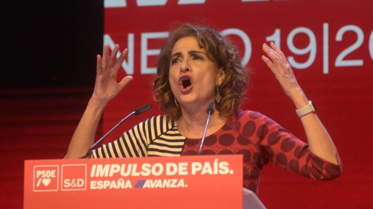 La vicepresidenta Primera del Gobierno y Ministra de Hacienda, María Jesús Montero, interviene durante la clausura de la convención política del PSOE
