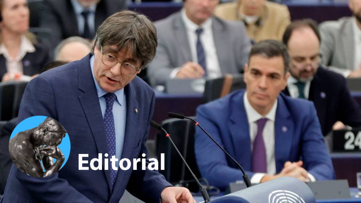 Pedro Sánchez observa a Puigdemont en el Parlamento Europeo