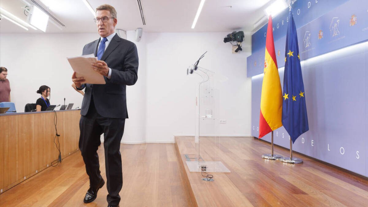 El presidente del PP, Alberto Núñez Feijóo, en la sala de prensa tras su reunión con Santiago Abascal.