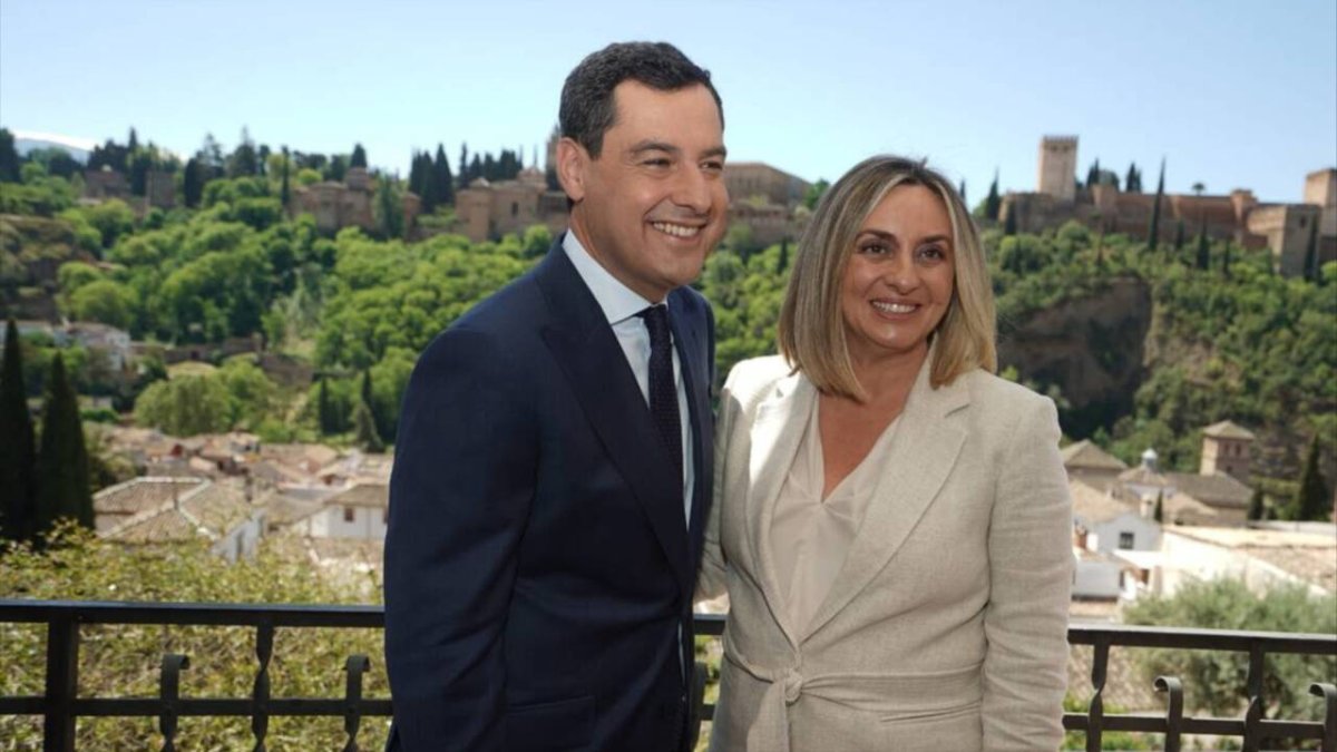 El presidente de la Junta de Andalucía, Juanma Moreno, y la alcaldesa de Granada, Marifrán Carazo, con la Alhambra al fondo.