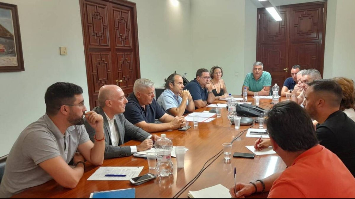 El concejal de Movilidad, Jesús Carbonell, con el comité de empresa de la EMT