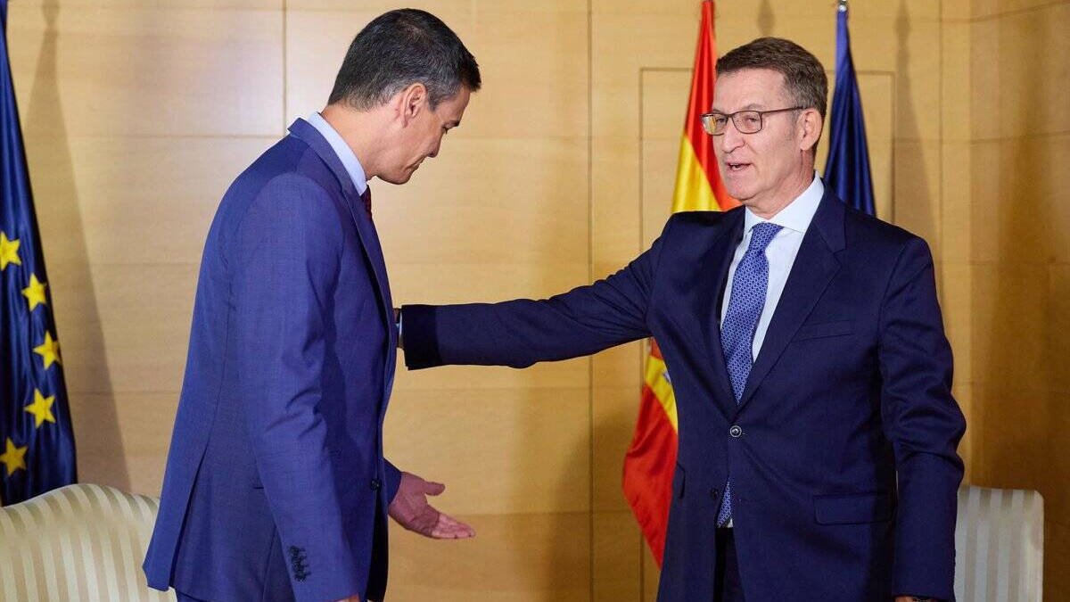 El líder del PSOE, Pedro Sánchez, junto al líder del PP, Feijóo.