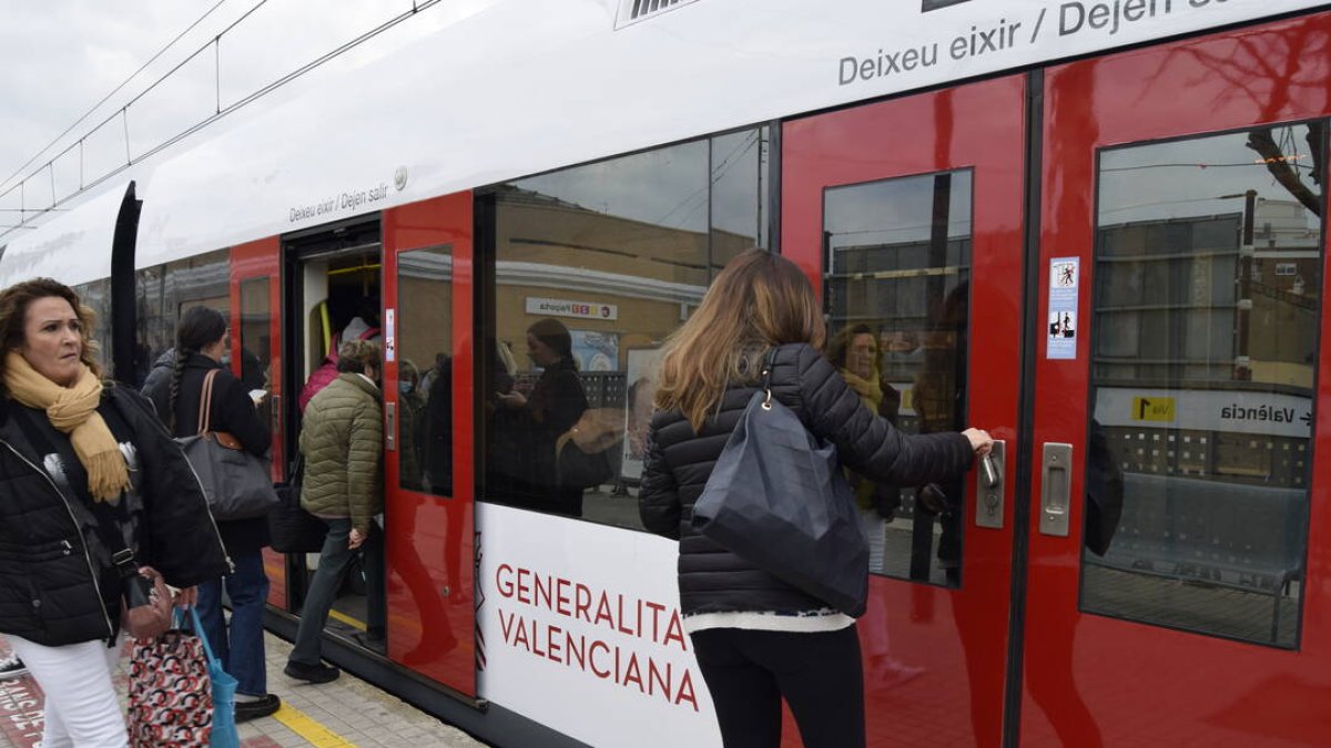 Passatgers entrant a Metrovalencia