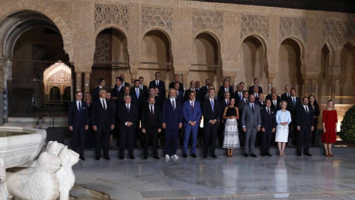 Foto de 'familia de los dirigentes eurpeos con los Reyes de España y el presidente del Gobierno, Pedro Sánchez, en la Alhambra.