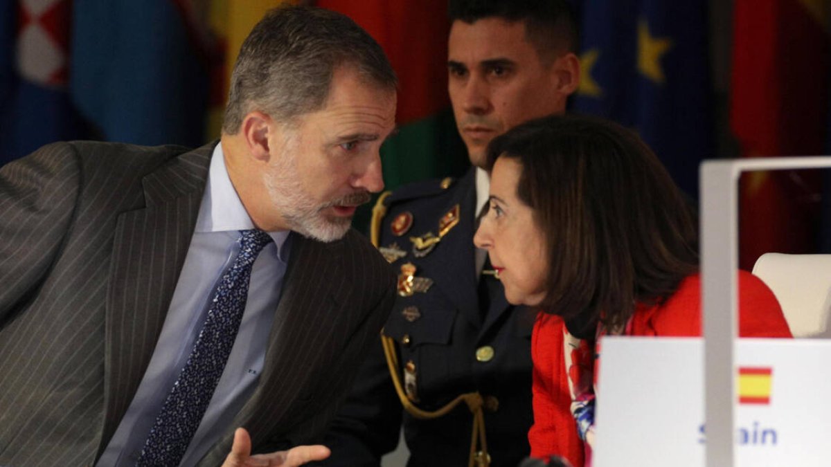 El Rey y la ministra de Defensa.