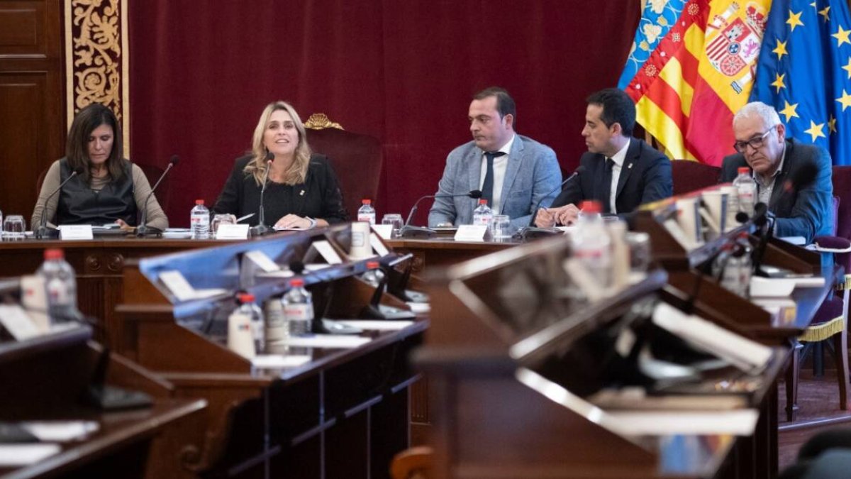 Momento en el que los diputados socialistas han abandonado la sala dejando sus asientos vacíos durante la intervención de la presidenta.