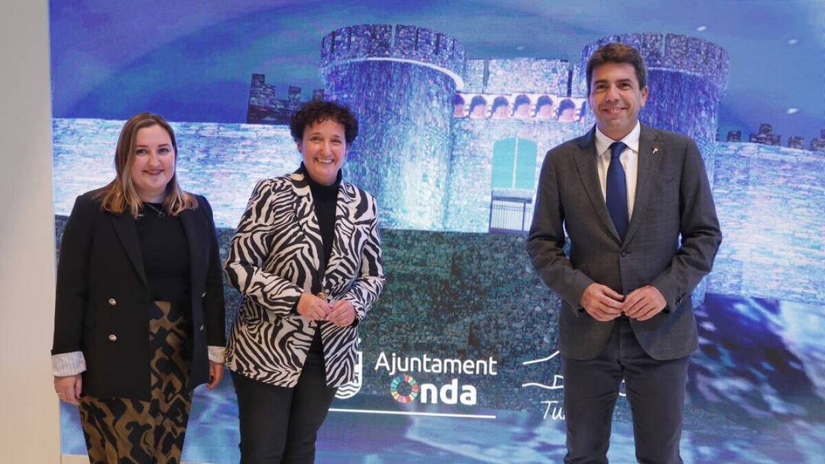 Miembros del Ayuntamiento de Onda y President de la Generalitat, Carlos Mazón