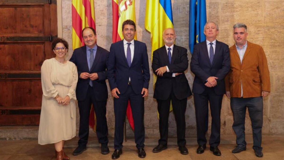 Reunión de representantes de Juristes Valencians con el president de la Generalitat, Carlos Mazón - GVA