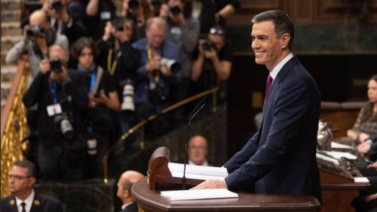 Pedro Sánchez en la tribuna del hemiciclo del Congreso