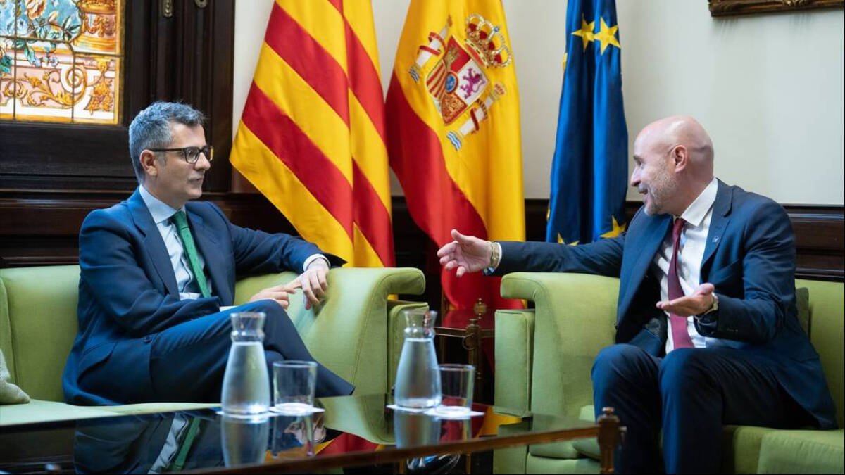 El ministro de la Presidencia en funciones, Félix Bolaños, se reúne con el delegado del Gobierno en Cataluña, Carlos Prieto.