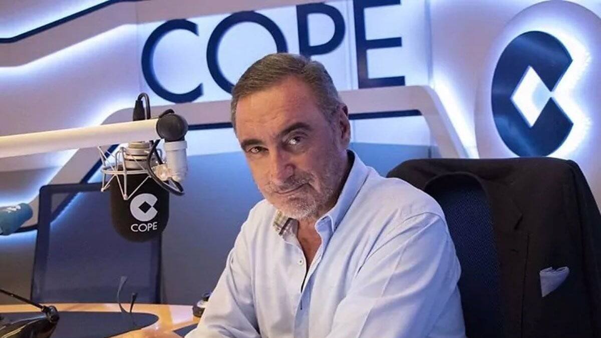 Carlos Herrera, en los estudios centrales de COPE.