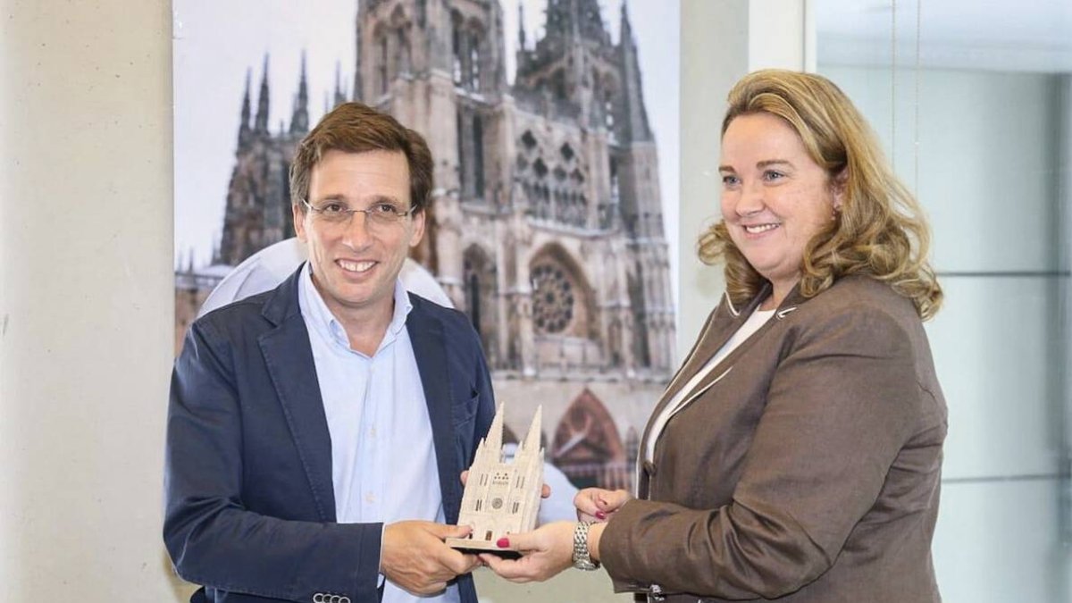 El alcalde de Madrid, José Luis Martínez-Almeida, posa con la alcaldesa de Burgos, Cristina Ayala
