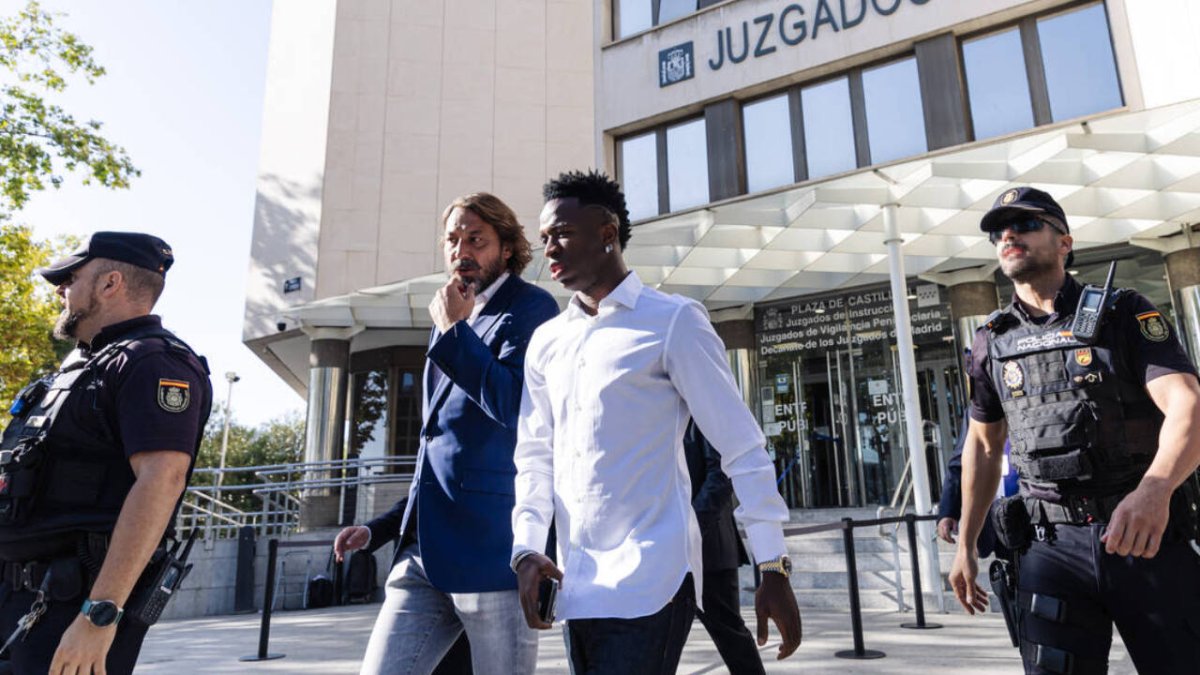 El jugador de fútbol Vinicius Jr. a su salida de los Juzgados de Plaza de Castilla este jueves
