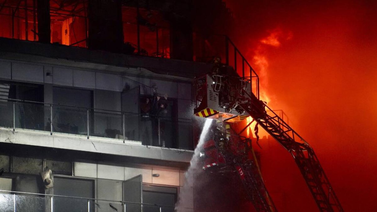 Un bombero trabajando en el incendio de Campanar
