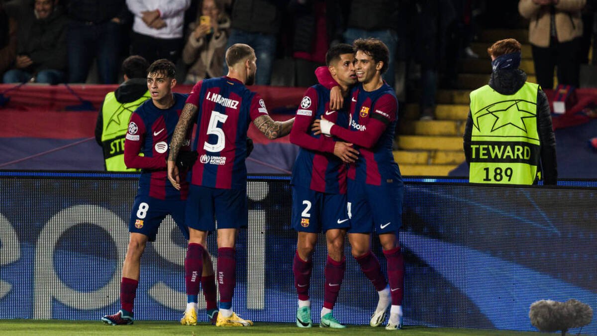 Los jugadores del Barcelona celebran un gol.