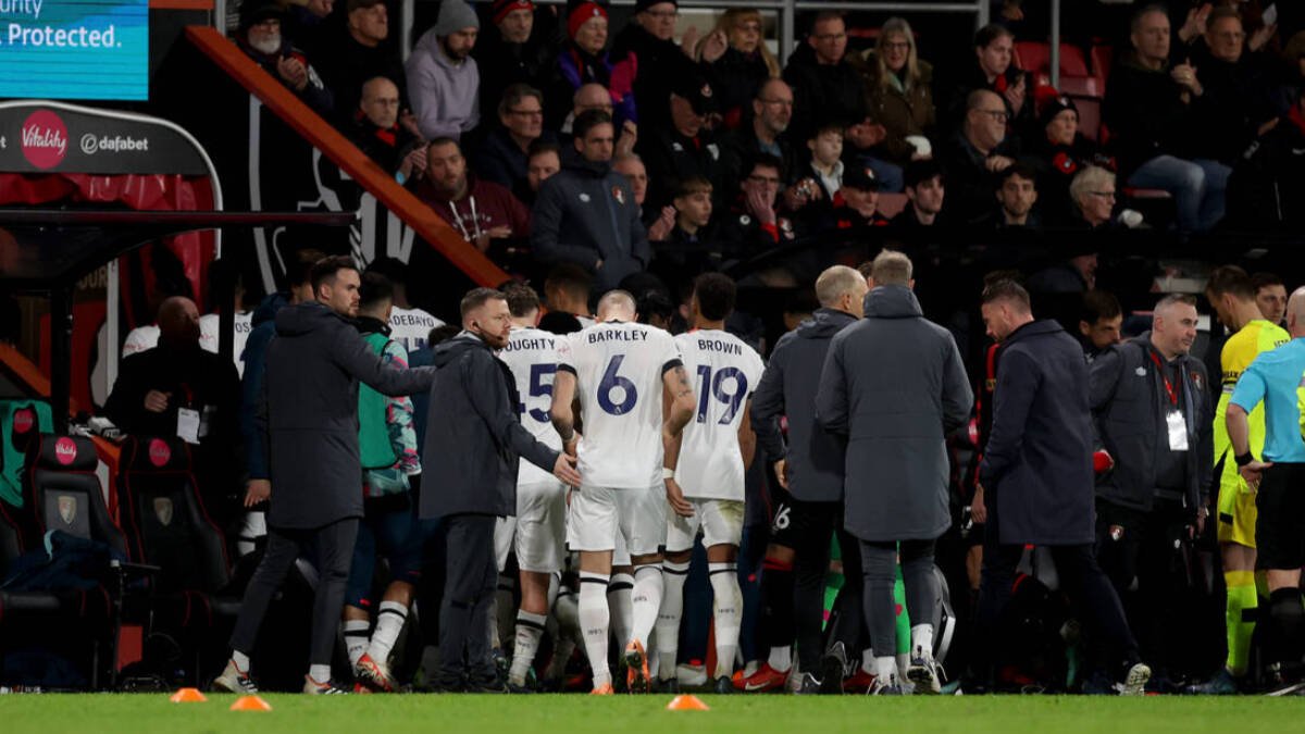 Los jugadores abandonan el terreno de juego.