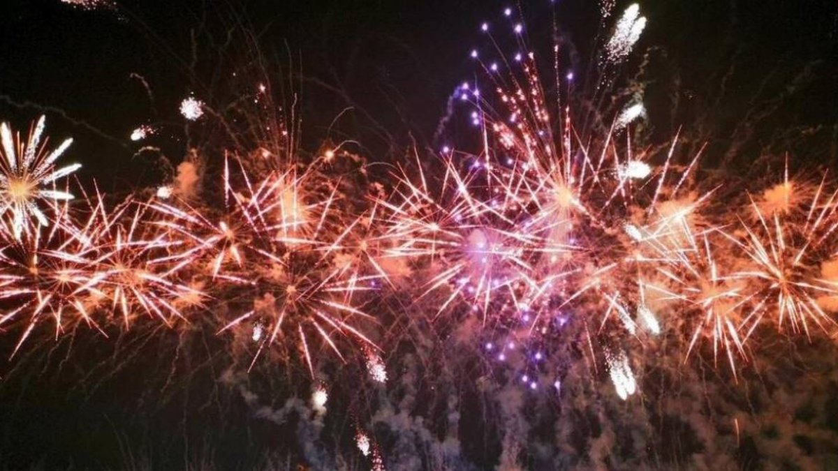 Imagen archivo castillo de fuegos artificiales