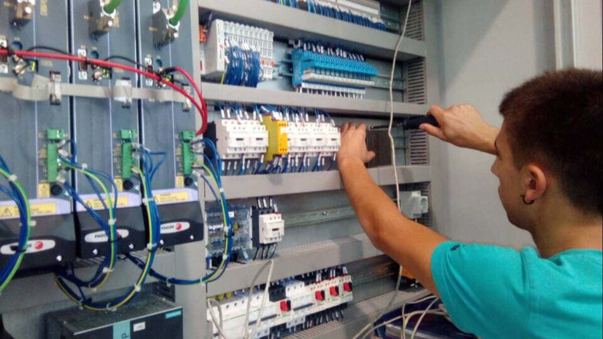 Un estudiante, haciendo prácticas