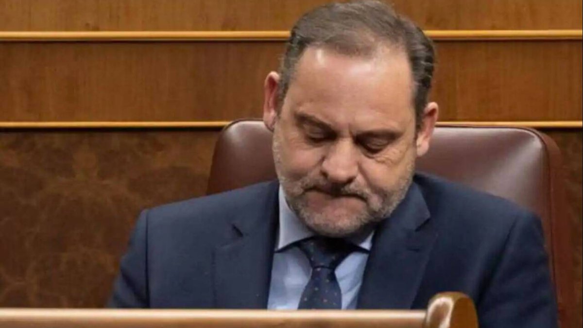 Ábalos, con las manos en la caja