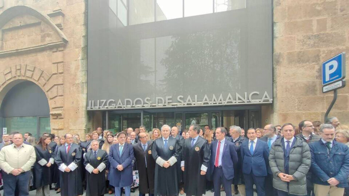 Concentración jueces a las puertas de los Juzgados de Salamanca contra la ley de amnistía