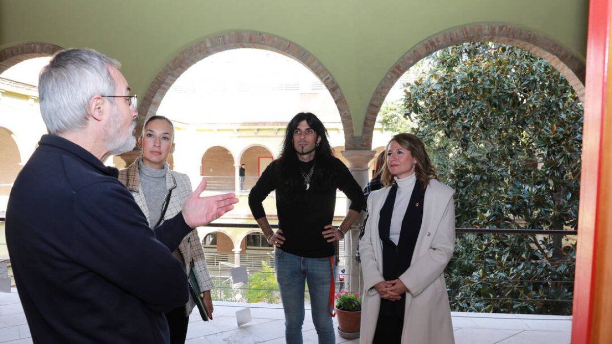 La alcaldesa Begoña Carrasco durante la visita a l'Escola d'Art i Superior de Disseny.