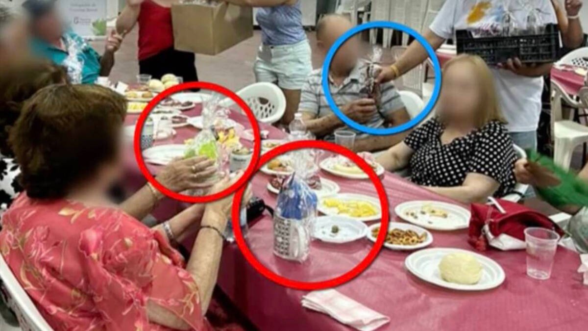 Hombres y mujeres de Albondón reciben su vino y su bayeta