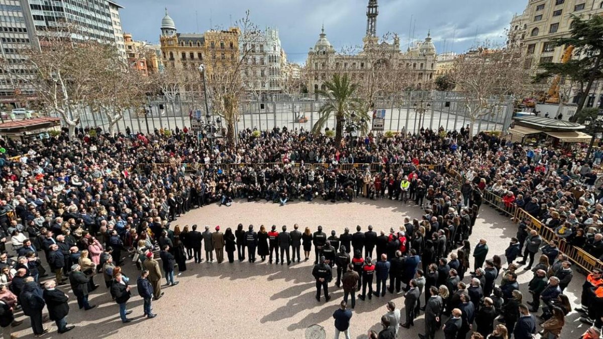 Minuto de silencio en la plaza del Ayuntamiento de Valencia por las víctimas del incendio de Campanar
