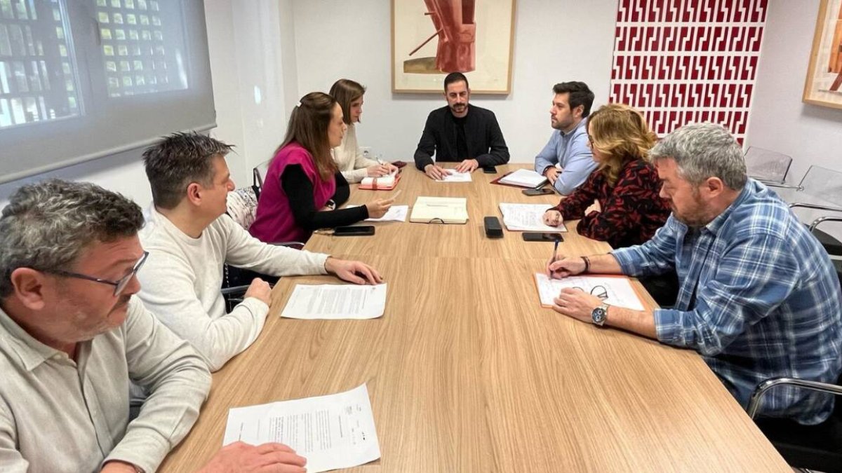 Reunión de trabajo en el Ayuntamiento de Mislata tras el incendio de Campanar