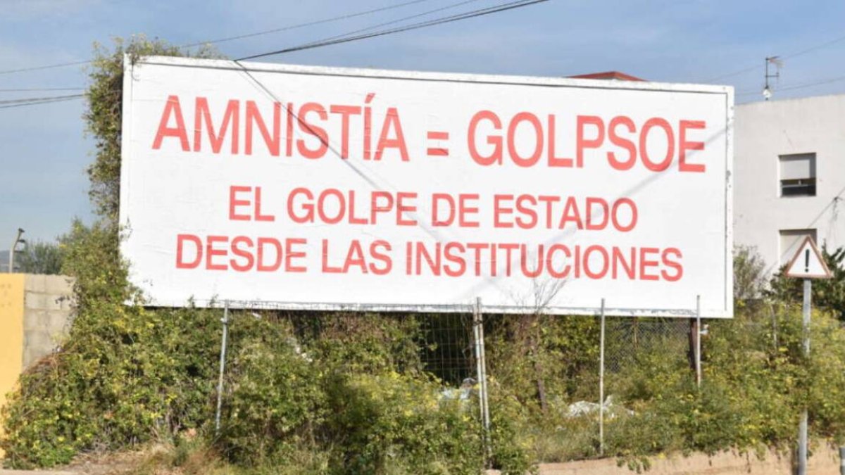 Vallas publicitarias aparecidas en Castellón contra la Amnistía