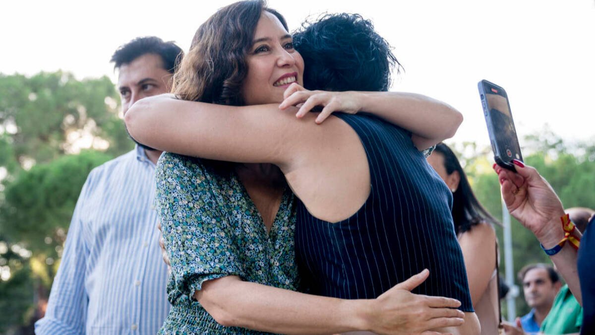 Ayuso abrazada por una simpatizante en el mitin de Alcalá de Henares.