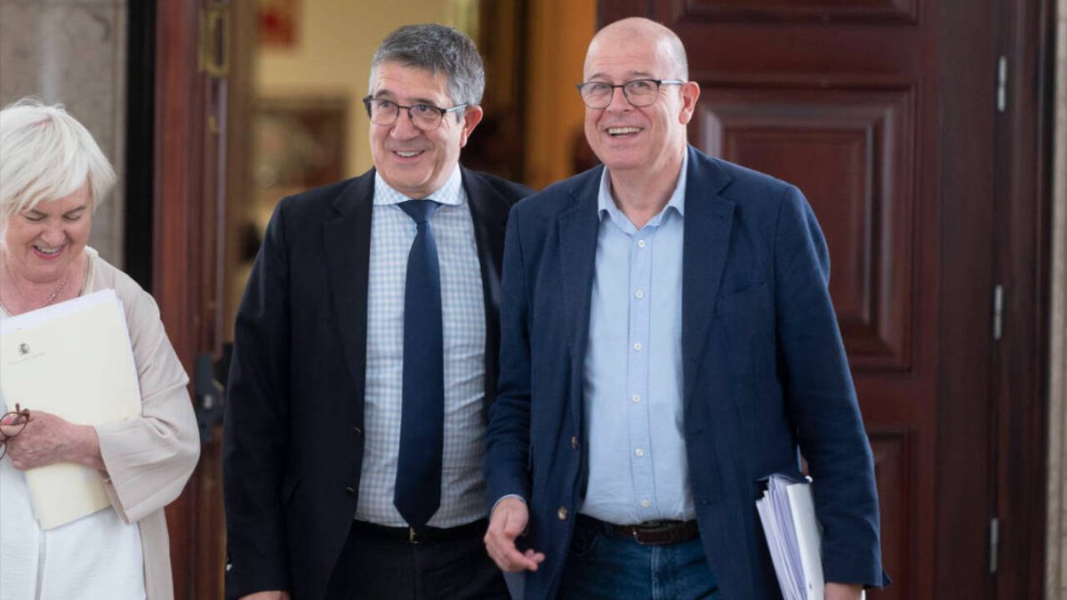 El portavoz del PSOE en el Congreso, Patxi López y el diputado del PSOE José Zaragoza en una imagen de mayo en el Congreso de los Diputados