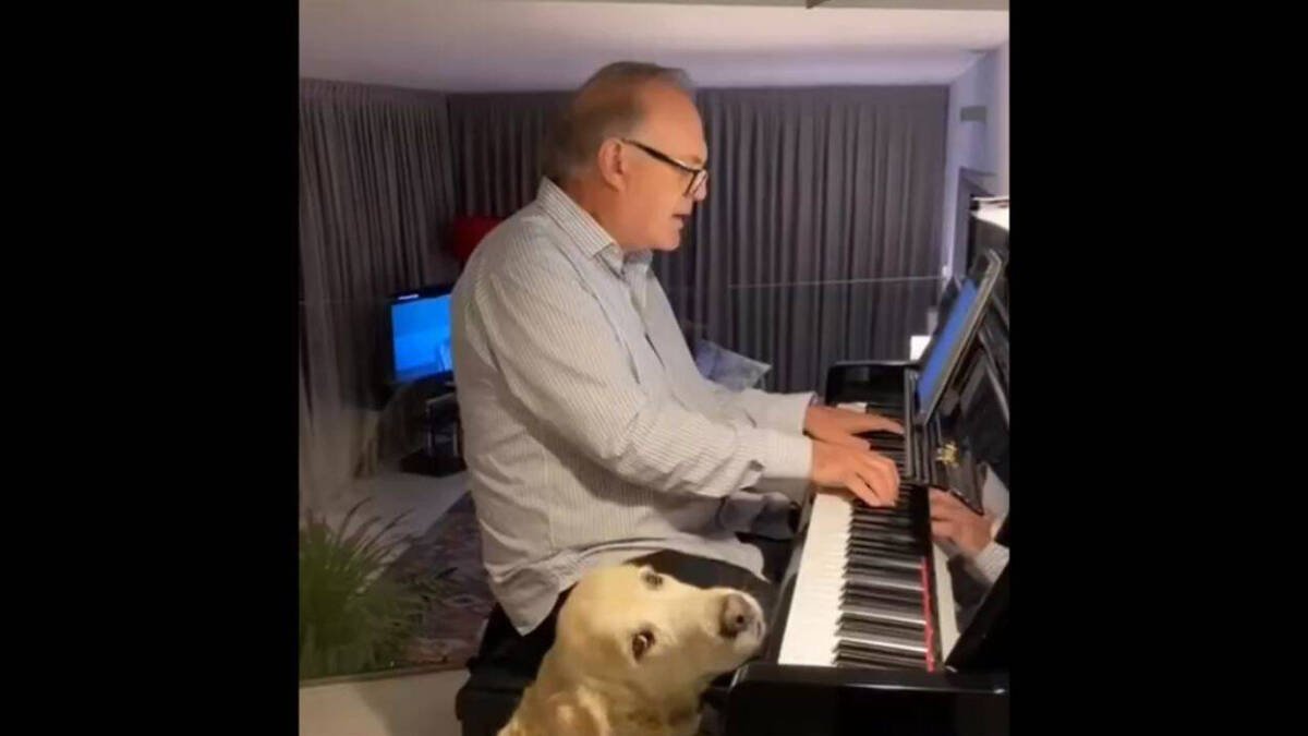 El ex presentador de Informativos Telecinco, Pedro Piqueras, disfruta de la afición de tocar el piano