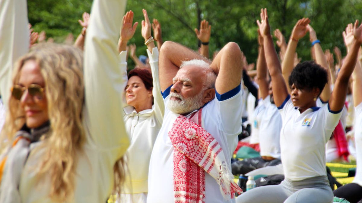 El primer ministro de la India, Narendra Modi, practicando yoga.