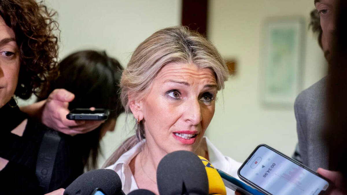 Yolanda Díaz atiende a los medios de comunicación en el Congreso de los Diputados.