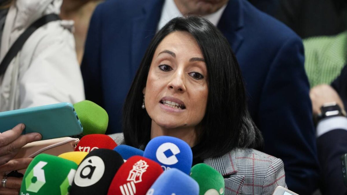 La secretaria de Estado de Industria, Rebeca Torró, atiende a medios a su llegada a la inauguración de Cevisama