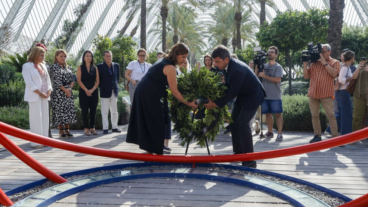 Carlos Mazón i María José Catalá depositant una corona de flors