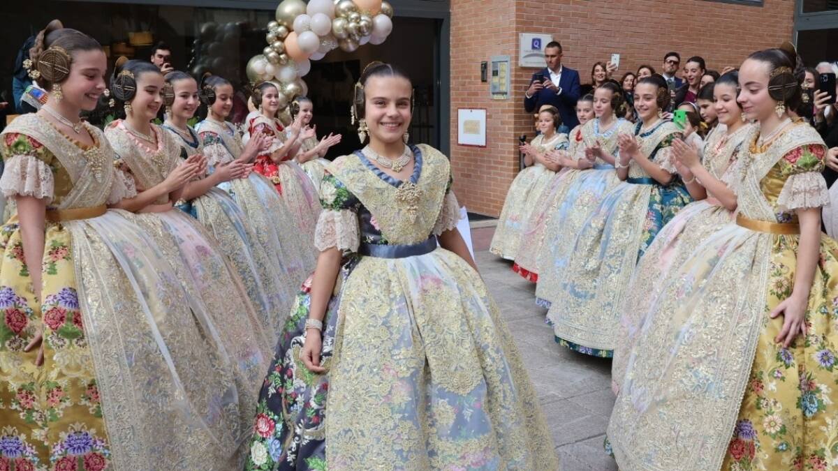 La fallera mayor infantil de Valencia, Marina García, y su Corte de Honor.
