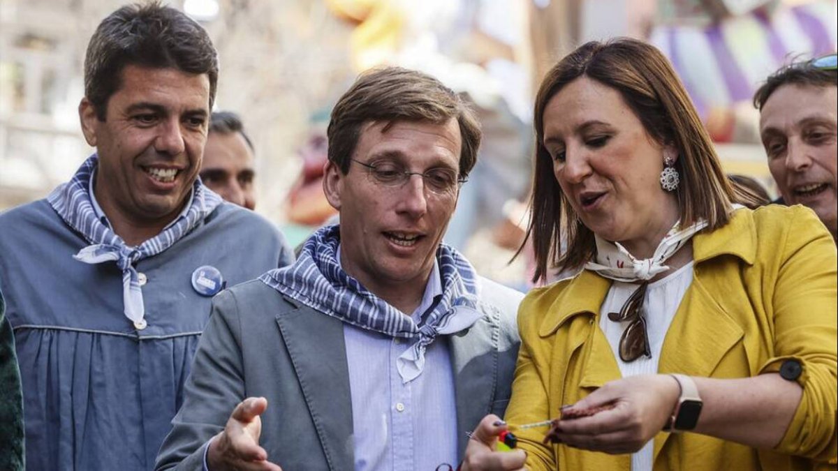 Carlos Mazón, José Luis Martínez Almeida y Mª José Catalá en las Fallas de 2022.