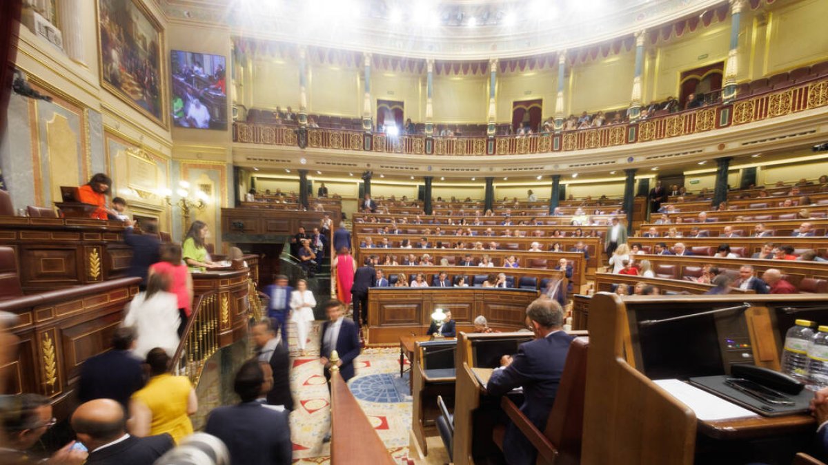 Votación durante la Sesión Constitutiva de la XV Legislatura en el Congreso de los Diputados