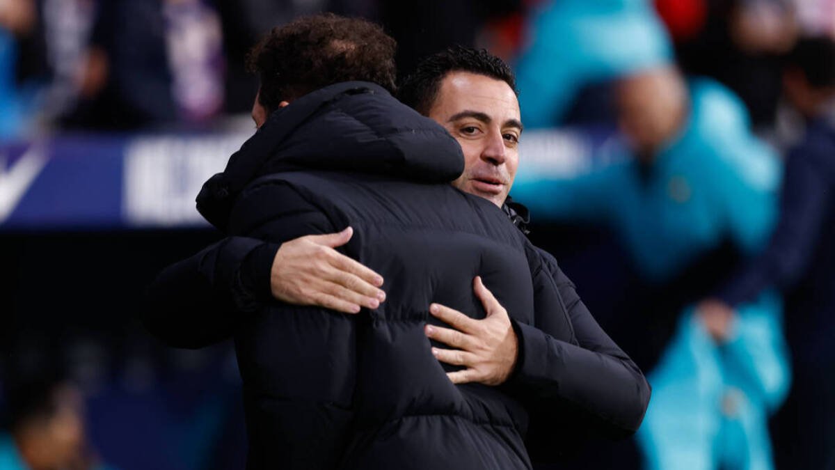 Xavi y Simeone se saludan antes de un encuentro entre el Barça y el Atlético.