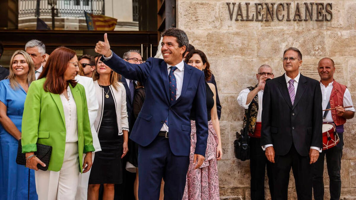 Carlos Mazón a la salida de las Cortes Valencianas