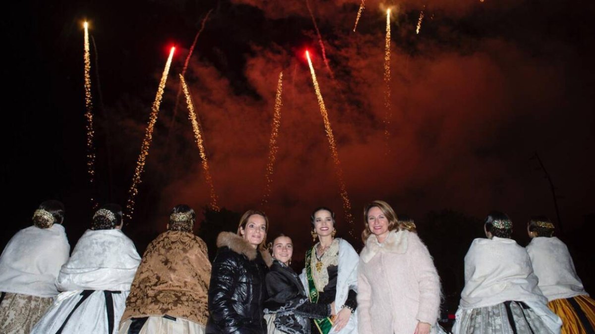 Begoña Carrasco junto a las Reinas de la Magdalena durante el disparo del Castillo de fuegos artificiales que volvía a las fiestas de la Magdalena.