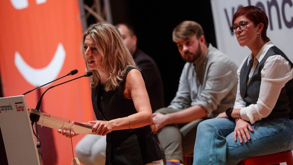 La líder de Sumar, Yolanda Díaz, interviene durante un acto de Compromís-Sumar junto a Alberto Ibáñez y Águeda Micó, diputados en el Congreso por la Comunitat de Compromís-Sumar.