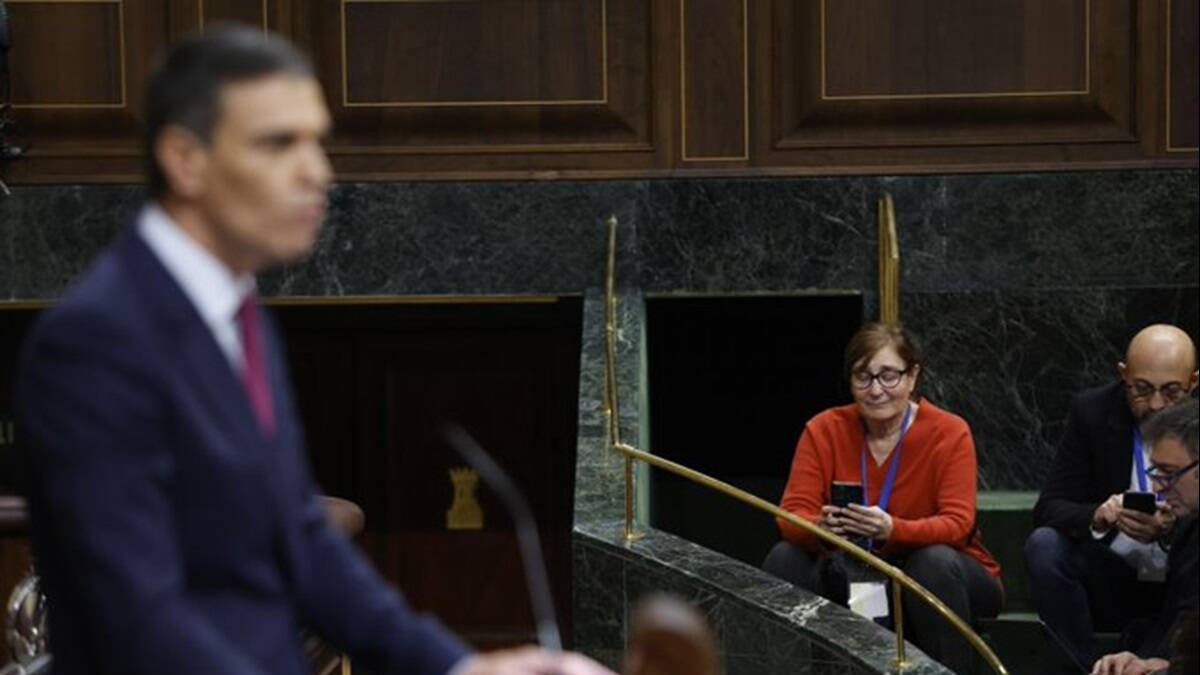 La fotógrafa Emilia Gutiérrez, en segundo plano de la imagen.