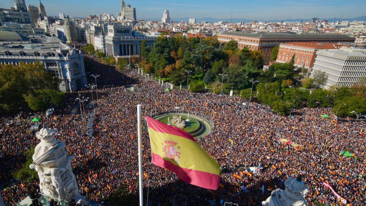 Cibeles congregó otra multitudinaria concentración contra la amnistía. Foto: David Mudarra