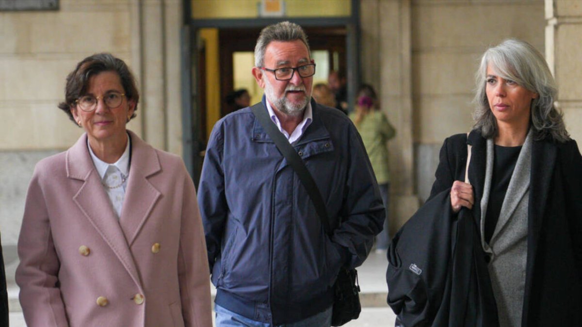 El ex secretario general de UGT-A, Francisco Fernández Sevilla llegando al juicio en la Audiencia.