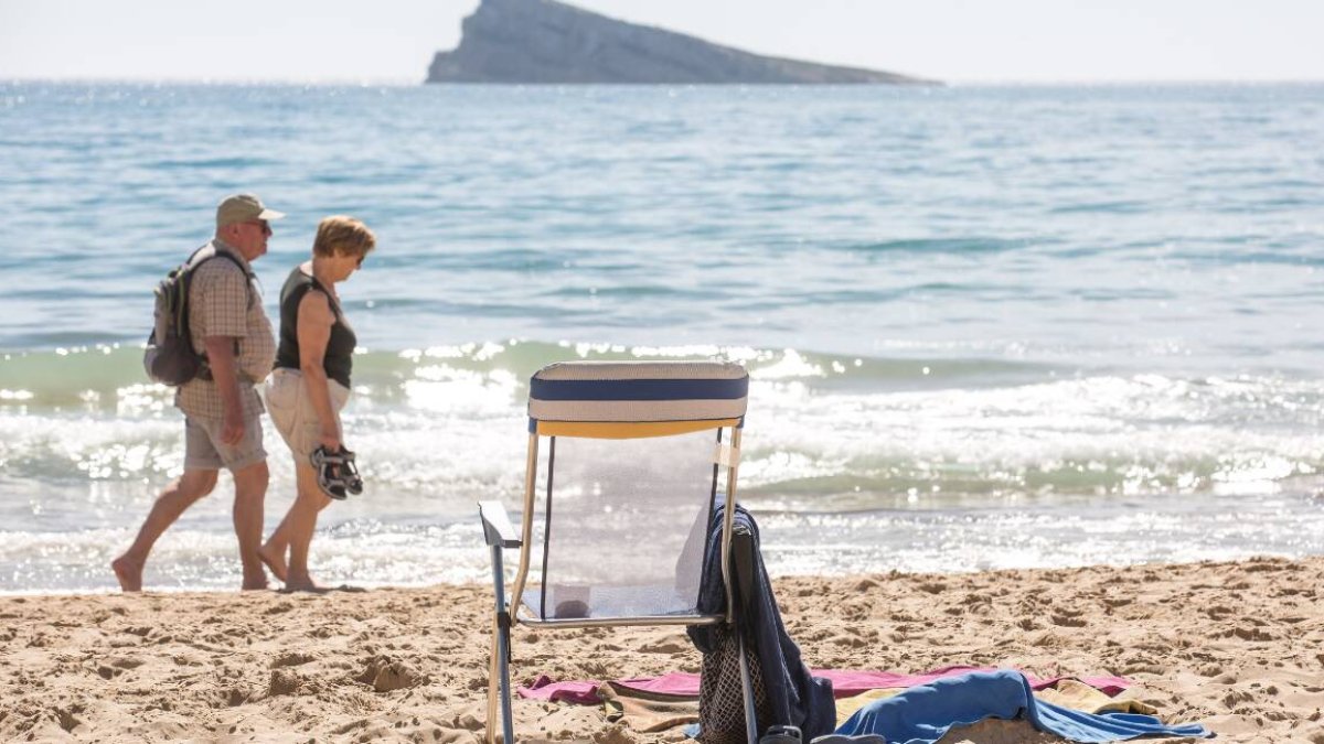Una pareja pasea por la playa de Benidorm - EUROPA PRESS