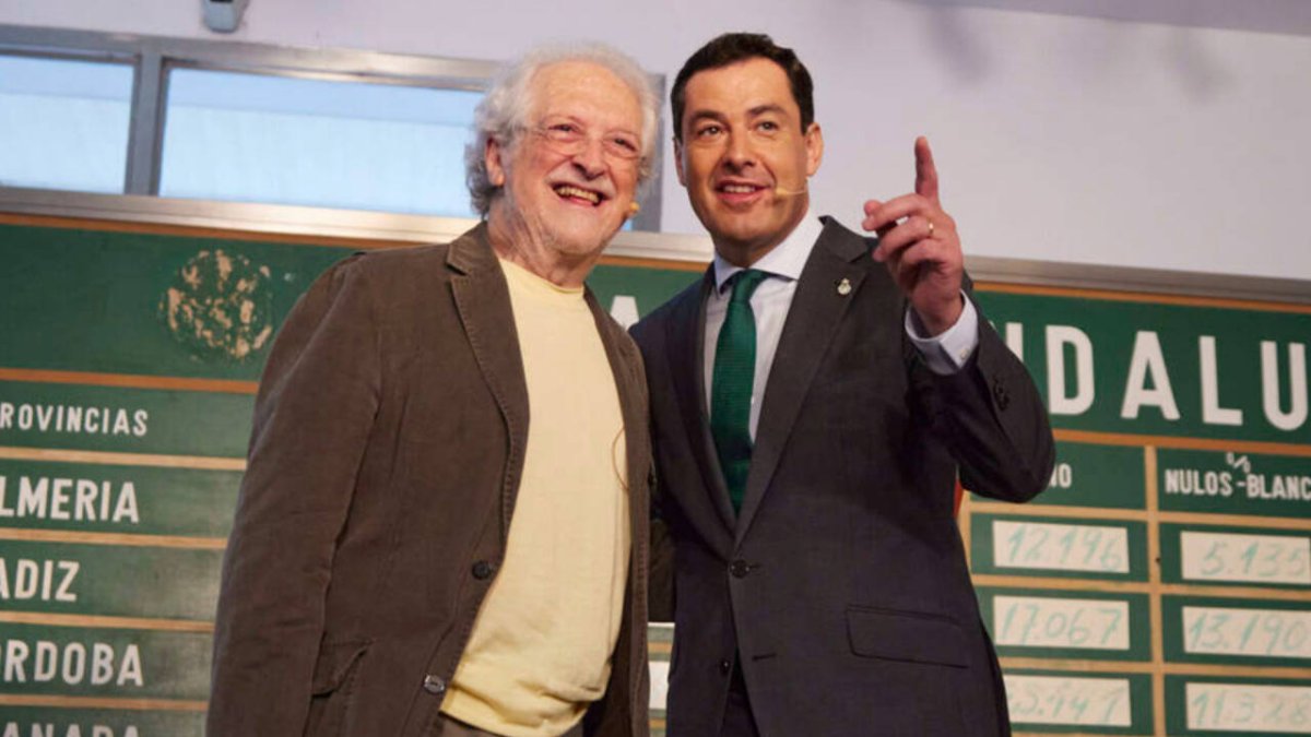 El presidente de la Junta de Andalucía, Juanma Moreno (PP), junto al fundador del Partido Andalucía, Alejandro Rojas Marcos.